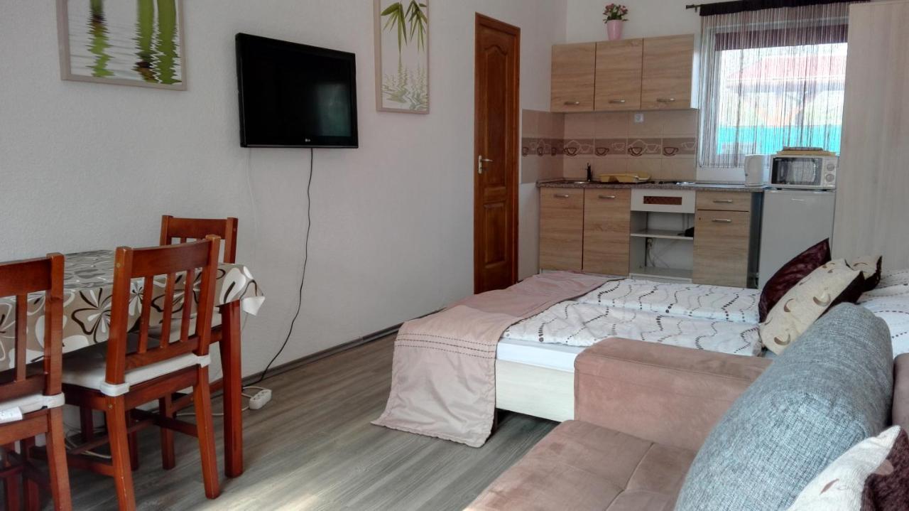 Sunshine Apartman Appartamento Siófok Esterno foto